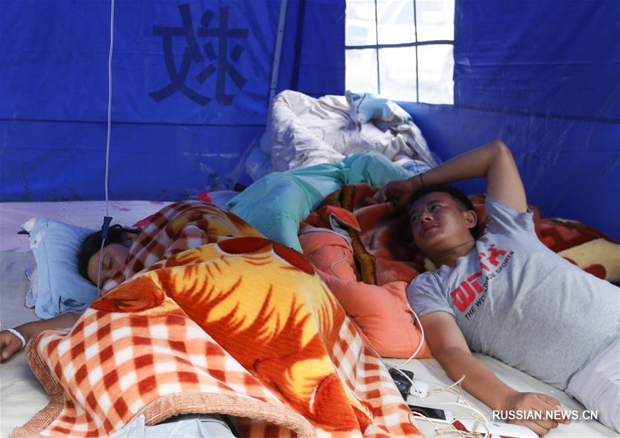 В пострадавшем от землетрясения уезде Цзючжайгоу разбили палаточный лагерь