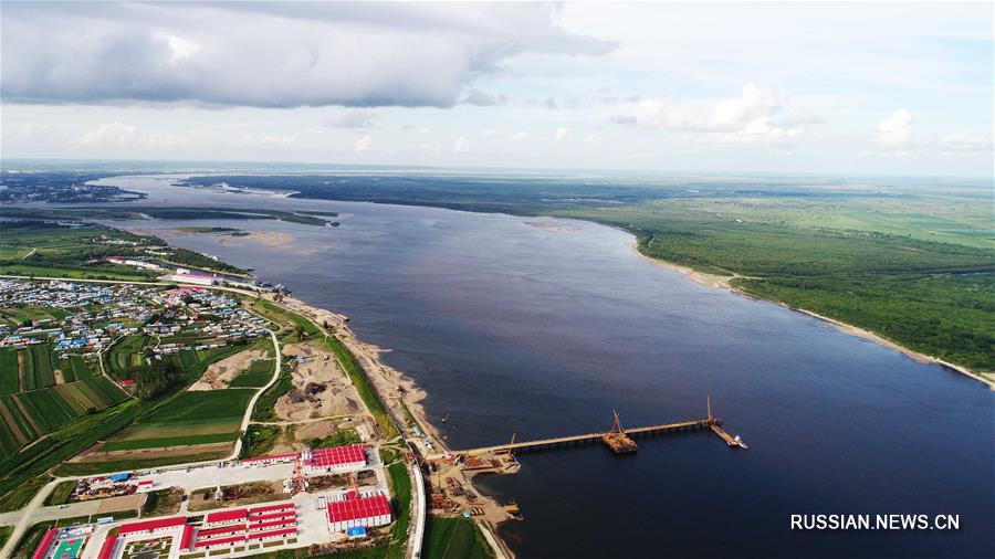 Строящийся автодорожный мост через китайско-российскую пограничную реку Хэйлунцзян 
