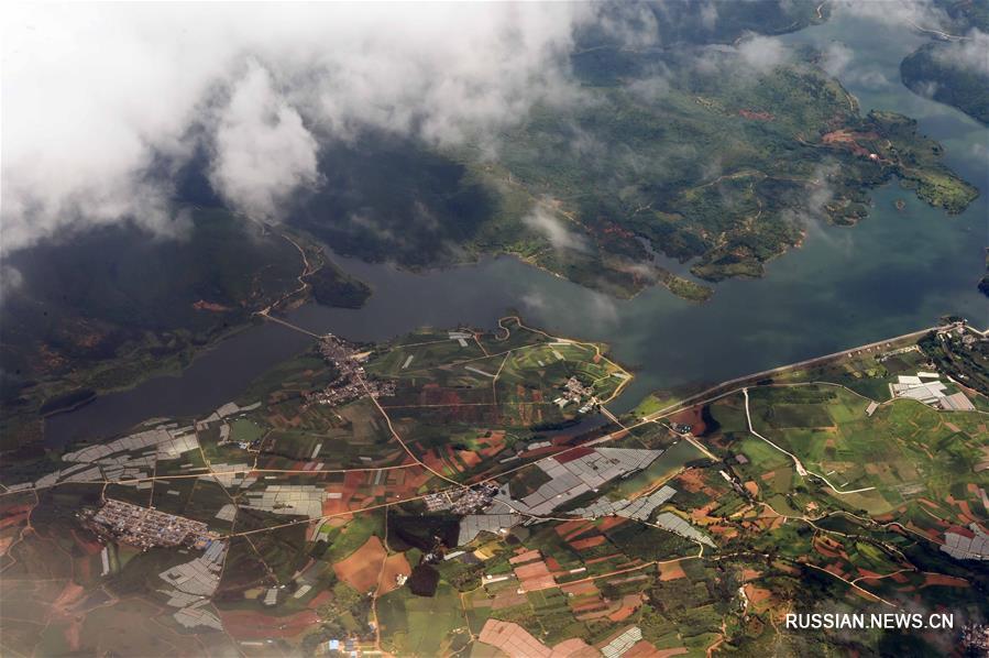 Полет над горами в провинции Юньнань