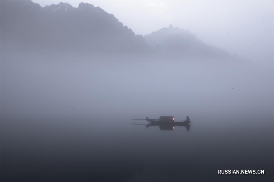 Туманный речной пейзаж в Центральном Китае