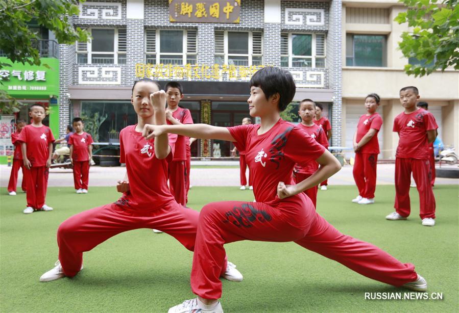 Лето -- время тренировок для юных любителей ушу из провинции Хэбэй