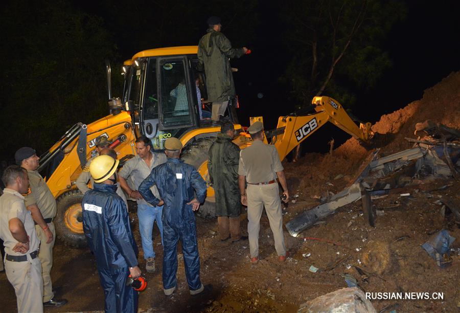 Два автобуса попали под оползень на севере Индии, по меньшей мере семь человек погибли 