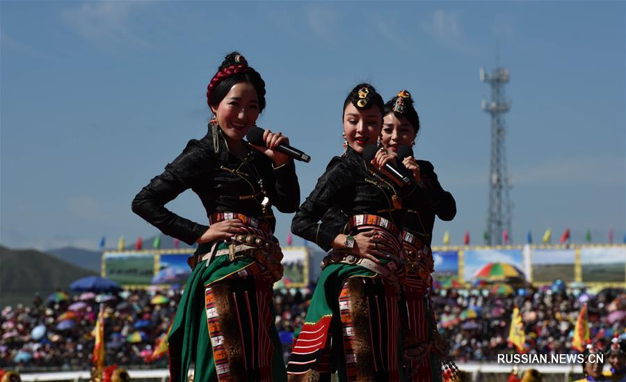 Открытие 11-го фестиваля конных скачек "Гэсар" в Северо-Западном Китае 