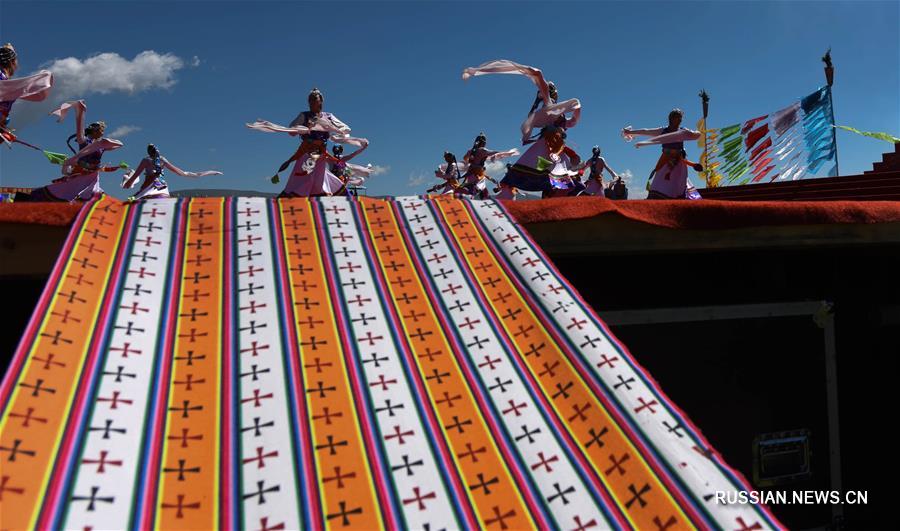 Открытие 11-го фестиваля конных скачек "Гэсар" в Северо-Западном Китае 