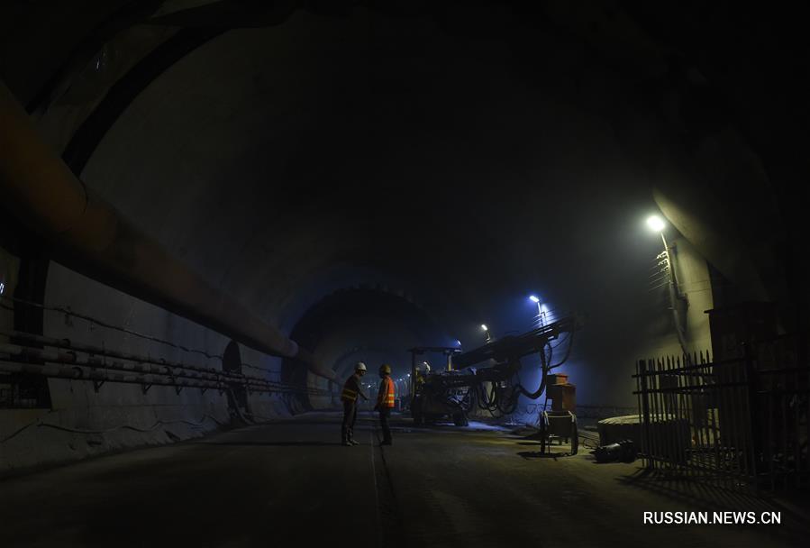 Под Великой Китайской стеной строят станцию высокоскоростной железной дороги