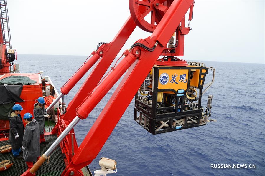 Китайское судно "Кэсюэ" впервые исследует тайны подводной горы Каролина