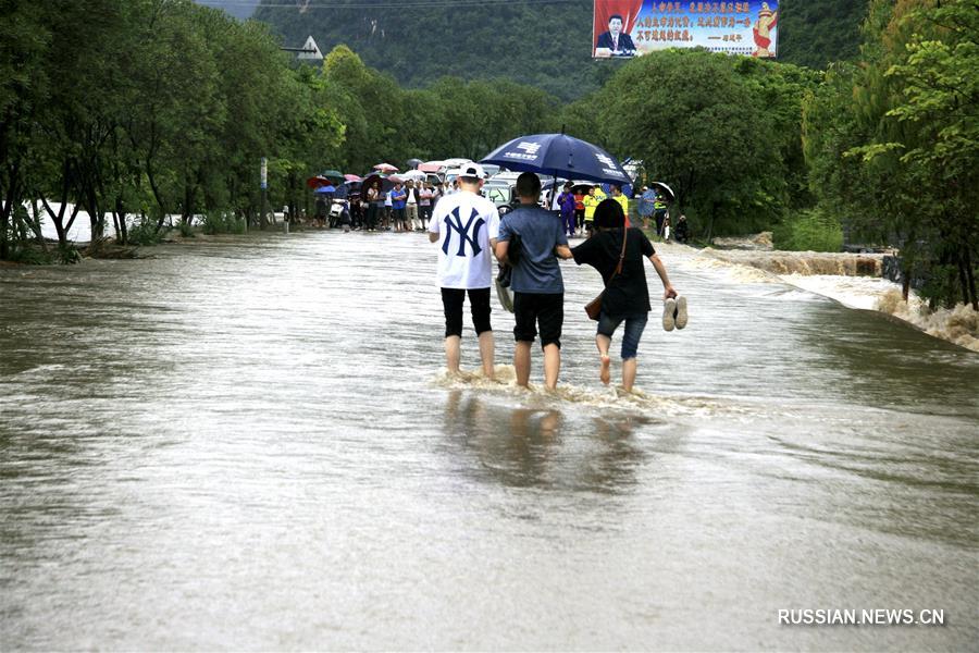 На уезд Лочэн Гуанси-Чжуанского автономного района обрушился ливень