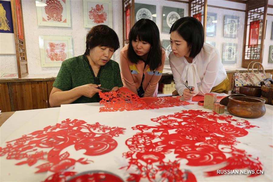 Традиции маньчжурского вырезания из бумаги сохраняют в провинции Хэбэй
