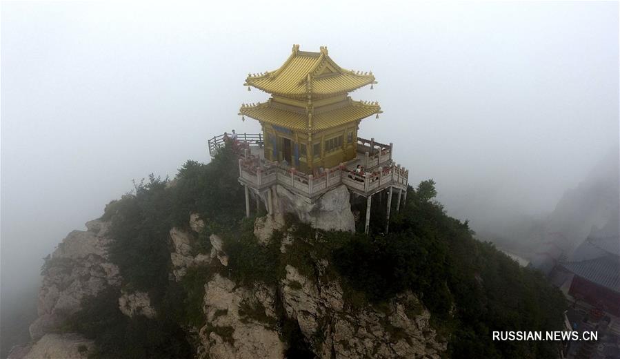 Туманные горы Лаоцзюньшань в провинции Хэнань