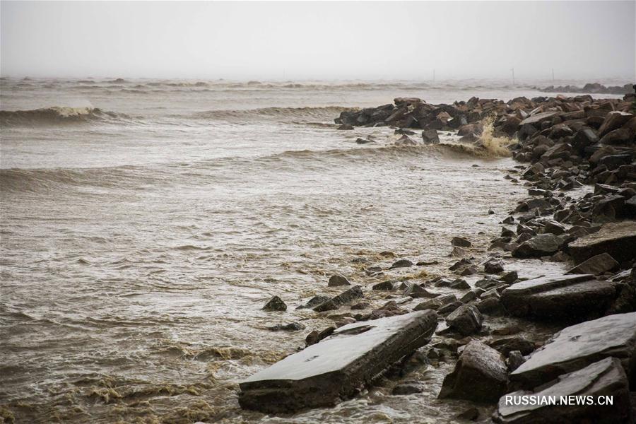 Тайфун "Хато" вышел на сушу в Южном Китае 