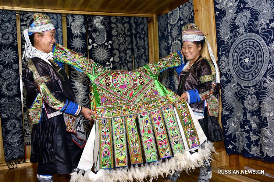 Традиционное мяоское платье "ста птиц" из провинции Гуйчжоу