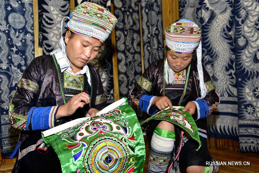 Традиционное мяоское платье "ста птиц" из провинции Гуйчжоу