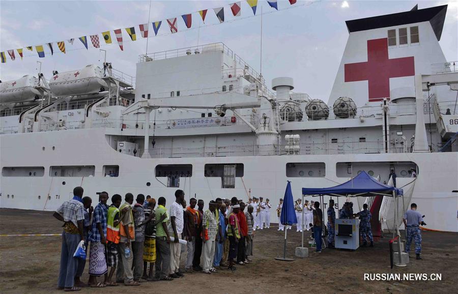 Военные врачи госпитального судна ВМС НОАК "Мирный ковчег" оказывают медицинские  услуги населению Джибути 
