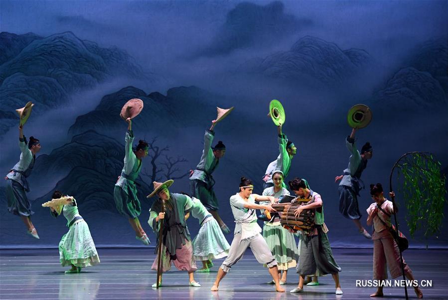 В Токио представили балетную постановку "Красноногий ибис" в исполнении китайских артистов