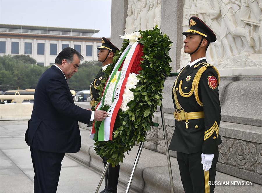 （XHDW）塔吉克斯坦总统拉赫蒙向人民英雄纪念碑敬献花圈