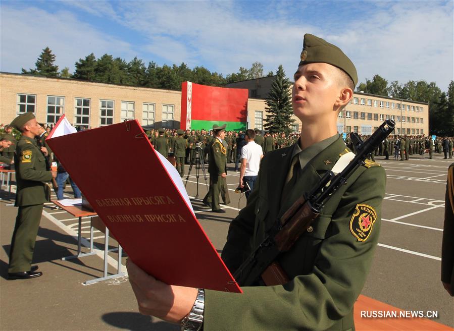 Белорусские курсанты приняли присягу