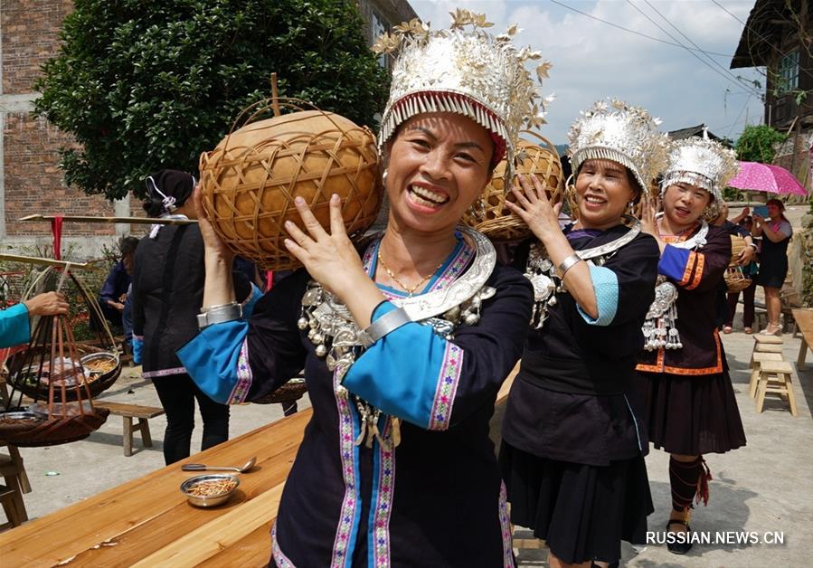 Праздник народности дун в уезде Луншэн
