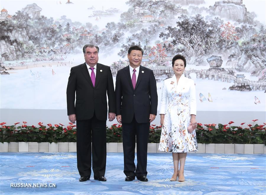 Си Цзиньпин и Пэн Лиюань встретили глав иностранных государств с супругами, прибывших на устроенный в их честь банкет