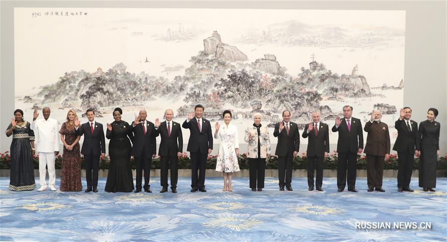 Си Цзиньпин и Пэн Лиюань устроили банкет в честь прибывших в Сямэнь иностранных глав государств с супругами и почетных гостей