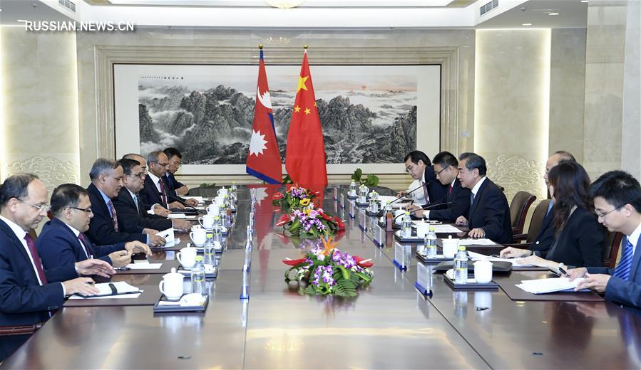 （XHDW）王毅同尼泊尔副总理兼外长马哈拉举行会谈 