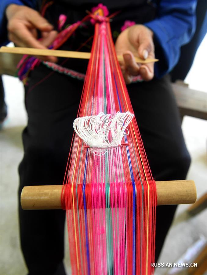 Пожилые мастерицы хранят секреты традиционного чжуанского ткачества