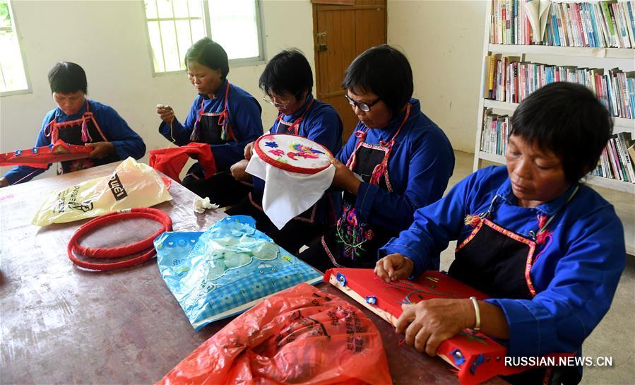 Пожилые мастерицы хранят секреты традиционного чжуанского ткачества