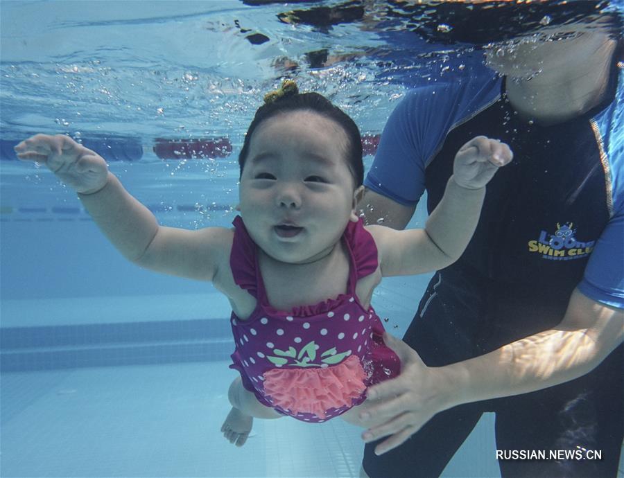 Пекинские малыши в бассейне -- Плавать раньше, чем ходить 