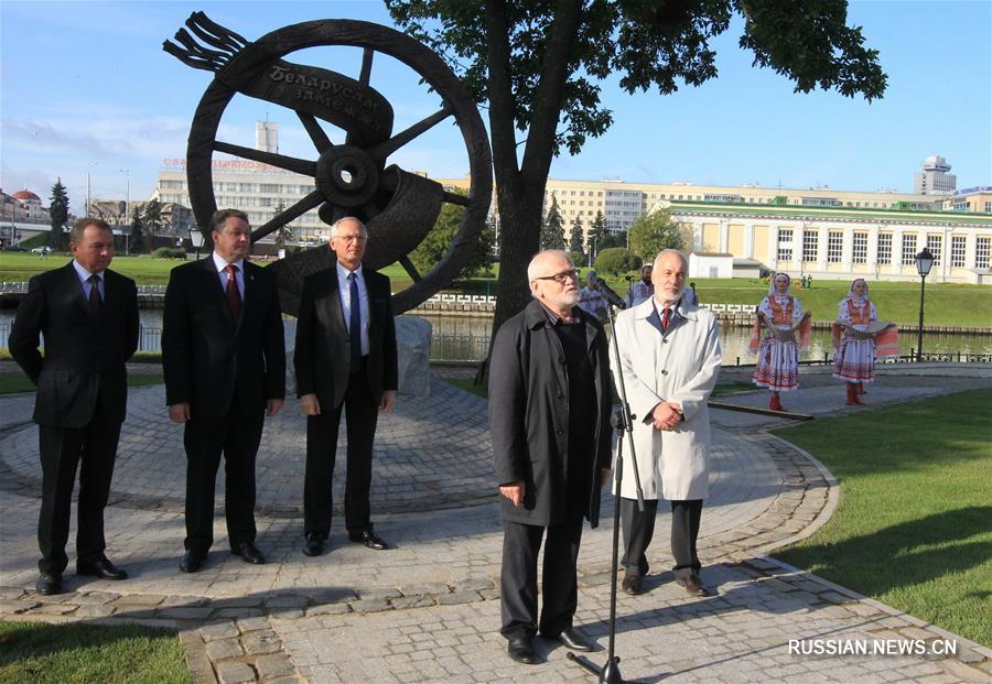 В Минске открылся памятный знак "Белорусам зарубежья"