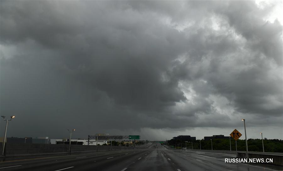 В 320 убежищах Флориды от урагана "Ирма" укрылись 75 тыс. человек