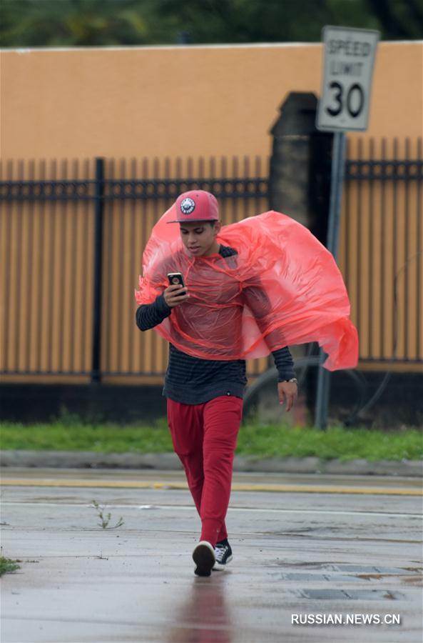 В 320 убежищах Флориды от урагана "Ирма" укрылись 75 тыс. человек