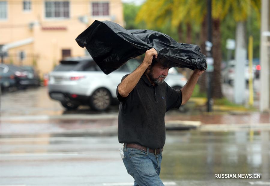 В 320 убежищах Флориды от урагана "Ирма" укрылись 75 тыс. человек