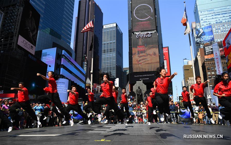 Китайское кунфу-шоу на площади Таймс-сквер в Нью-Йорке 
