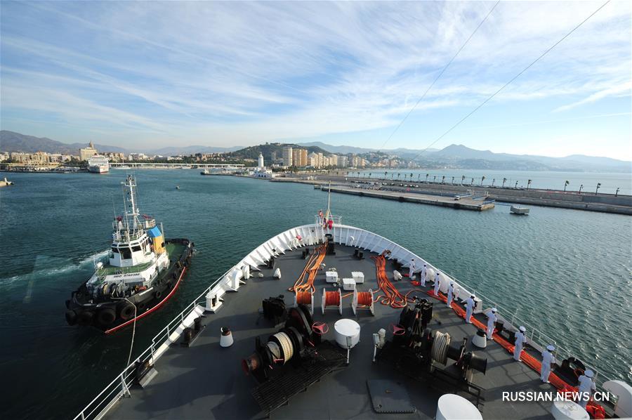 Плавучий госпиталь ВМС НОАК "Мирный ковчег" прибыл в Малагу