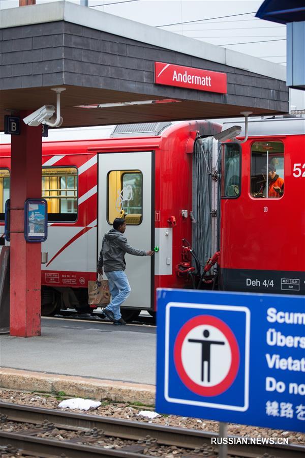 （国际）（4）瑞士两列火车相撞约30人受伤