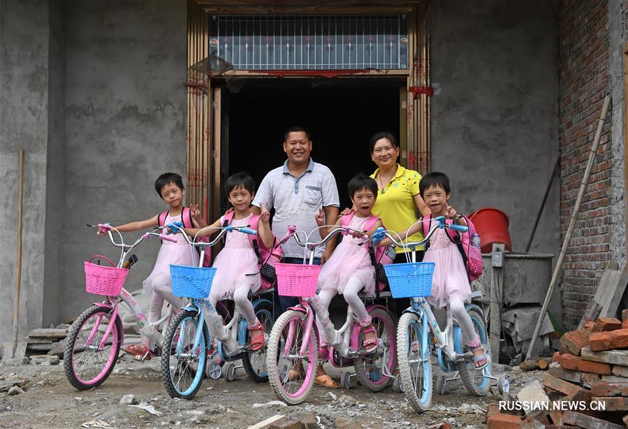 Родители четырех близнецов из провинции Цзянси вступили в борьбу с бедностью ради будущего своих детей