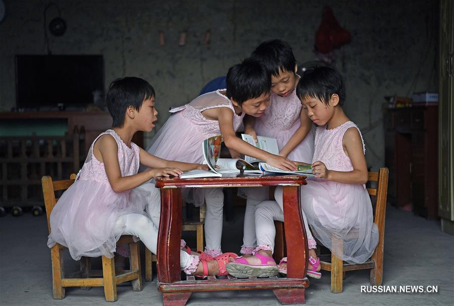 Родители четырех близнецов из провинции Цзянси вступили в борьбу с бедностью ради будущего своих детей