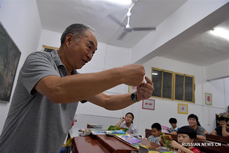 Учитель-подвижник в школе для детей с нарушениями слуха в Наньчане 