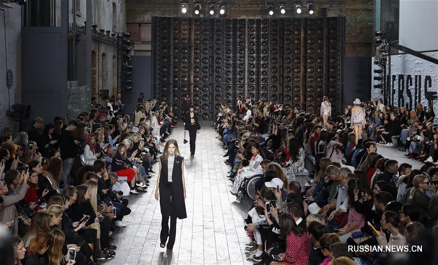 Показ коллекции бренда Versus на Неделе моды в Лондоне