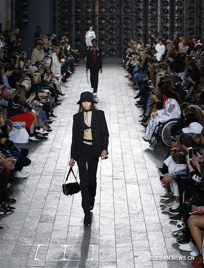Показ коллекции бренда Versus на Неделе моды в Лондоне