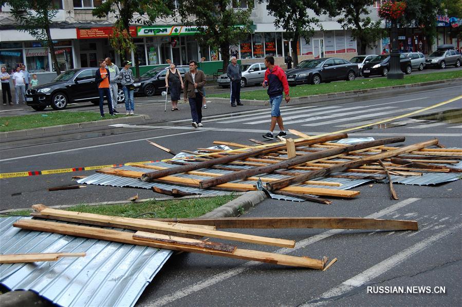 Восемь человек погибли и около 70 ранены в результате мощного урагана в Румынии