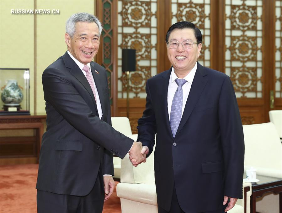（时政）张德江会见新加坡总理李显龙