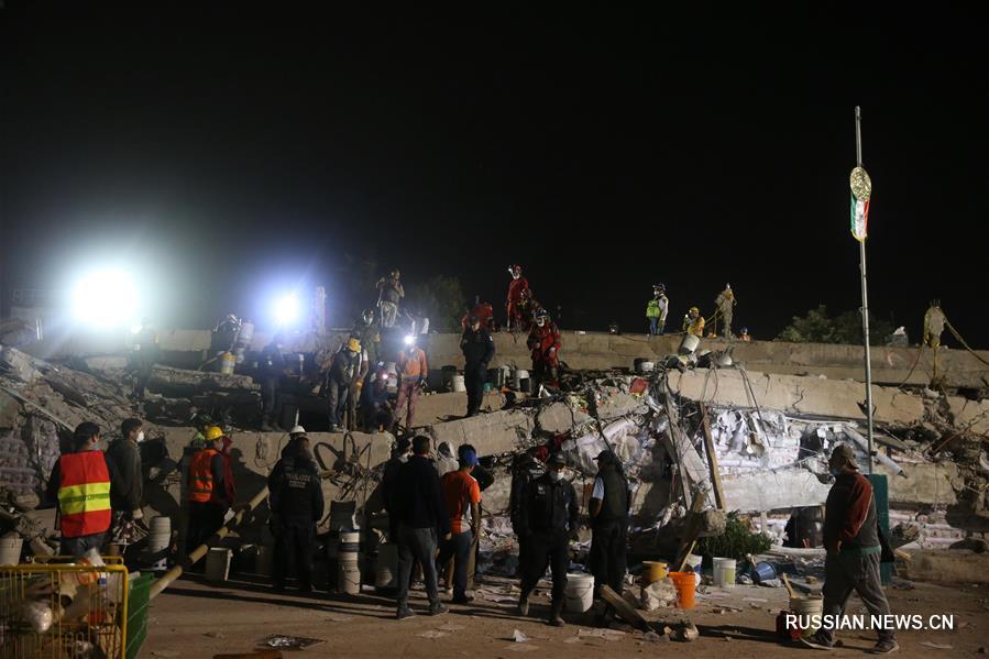 В пострадавших от землетрясения районах Мексики ведется интенсивная спасательная  операция