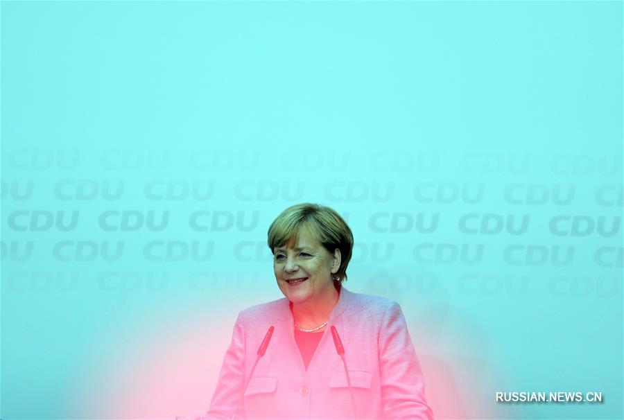Канцлер ФРГ Ангела Меркель выступила на первой пресс-конференции после выборов в  парламент