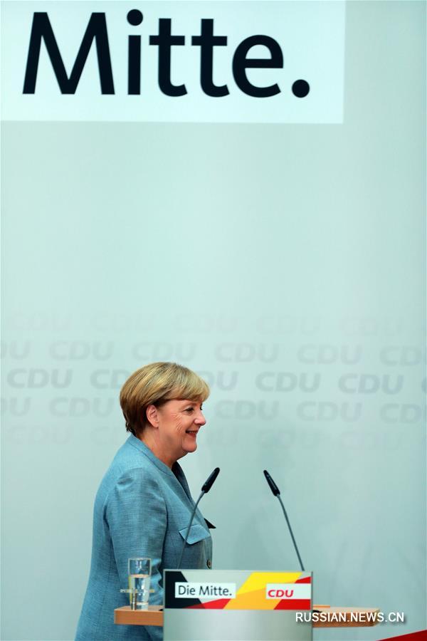 Канцлер ФРГ Ангела Меркель выступила на первой пресс-конференции после выборов в  парламент