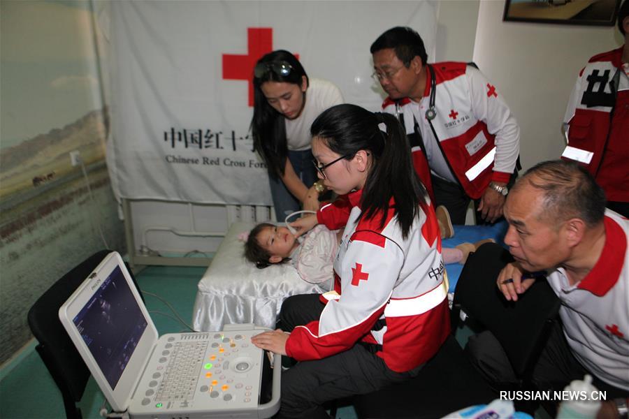 Медицинская бригада Китайского общества Красного Креста  оказывает в Улан-Баторе  помощь монгольским детям с врожденным пороком сердца