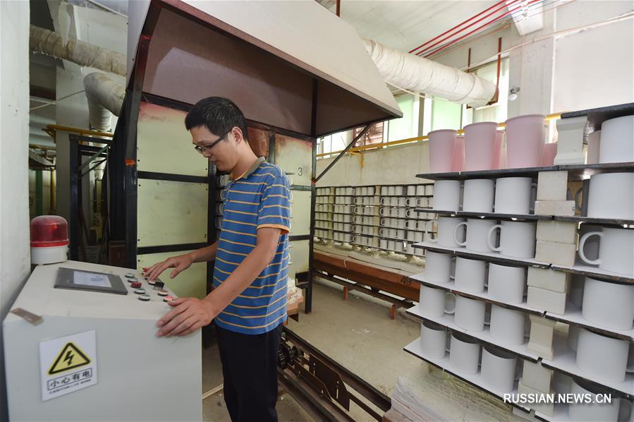 На керамических предприятиях уезда Дэхуа на смену дровяным печам пришли электрические