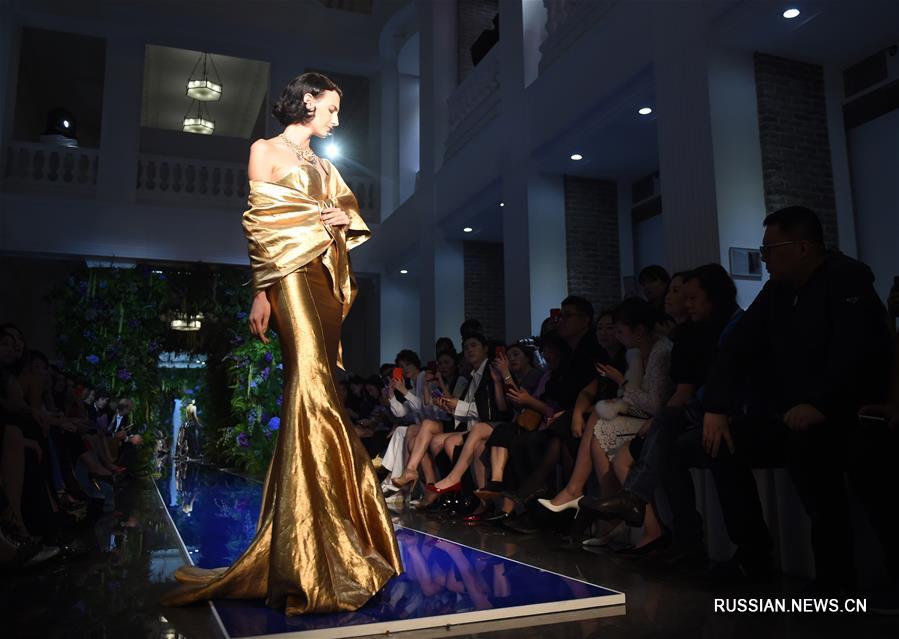 Роскошные платья Го Пэй в окружении столетней архитектуры в центре Пекина