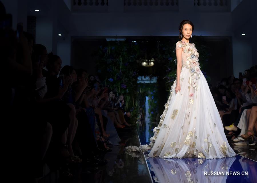 Роскошные платья Го Пэй в окружении столетней архитектуры в центре Пекина