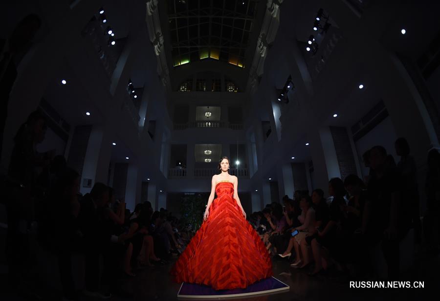 Роскошные платья Го Пэй в окружении столетней архитектуры в центре Пекина