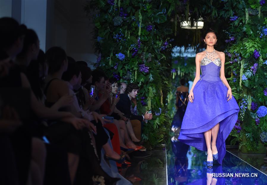 Роскошные платья Го Пэй в окружении столетней архитектуры в центре Пекина